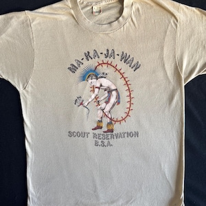 Ma-Ka-Ja-Wan 1981 BSA Boy Scout Reservierung Camp Staff T-Shirt Hoop Tanzen Native American Indian Bild gut getragen Sammler Shirt Größe M