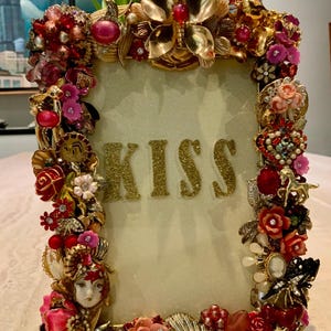 KISS A Most Fabulous roze en robijn getinte vintage fotolijst met juwelen OOAK met juwelen en ingelegde edelstenen bloemen en ongebruikelijke pinnen maat 9 x 7