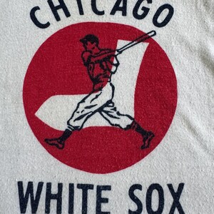 K&ouml;nnte beinhalten: Ein Vintage-Logo f&uuml;r das Baseballteam Chicago White Sox. Das Logo ist wei&szlig; auf rot und zeigt einen Baseballspieler in Schlagposition mit Schl&auml;ger und Ball.