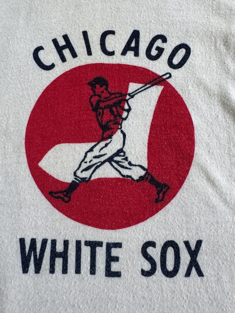 K&ouml;nnte beinhalten: Ein Vintage-Logo f&uuml;r das Baseballteam Chicago White Sox. Das Logo ist wei&szlig; auf rot und zeigt einen Baseballspieler in Schlagposition mit Schl&auml;ger und Ball.