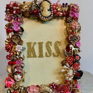KISS A Most Fabulous Rosa och Rubinfärgade Vintage Juvelbesatt Tavelram OOAK Juvelbesatta och Ädelstenar Blommor och Ovanliga Nålar Storlek 9x7