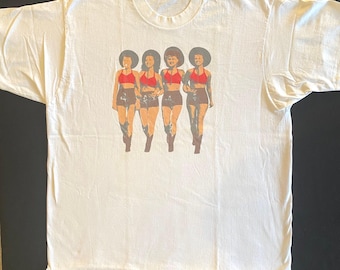 Y2K wit oversized T-shirt jaren 40 fotorealistische print van cowgirls in badpakken Line-up statement shirt jaren 2000 One Size Fits All