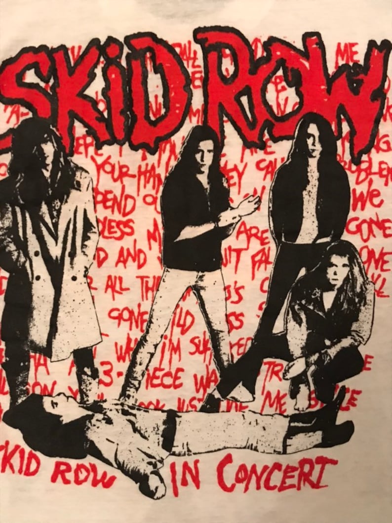 Op de afbeelding: Wit T-shirt met een afbeelding van de band Skid Row in concert. Het ontwerp bevat de naam van de band in het rood, bandleden in zwart en wit en rode tekst op de achtergrond.
