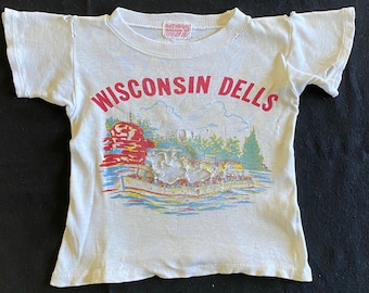 Totally Thrashed Sehr seltene 1950er Kleinkind Kinder Wisconsin Dells Souvenir T-Shirt Szenisches Boot auf dem Fluss Zerrissen und zerrissen Ruff n Ready Label