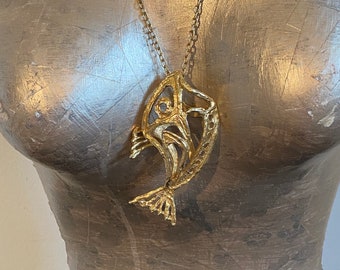 70’s Abstract Monumental 3 Dimensional Gold “Fish” Pendant Necklace Designed by Zavel Silber for Alva Museum Replicas