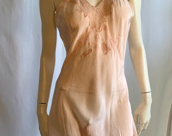 Precioso body de seda rosa pálido de ensueño de los años 30/40. Lencería tipo camisón con encaje y corpiño bordado. Romántico, nostálgico y delicado. Talla M.