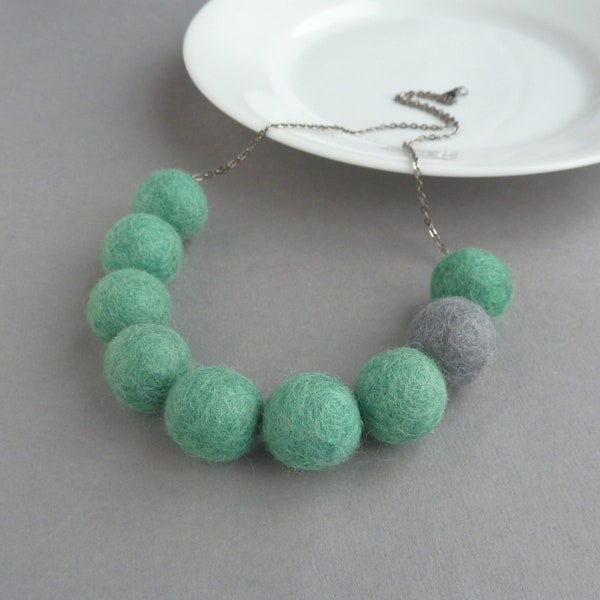 Collier en feutre vert jade - Collier épais en feutre bleu sarcelle - Bijoux boule vert mer - écume de mer / Colliers tendance viridian