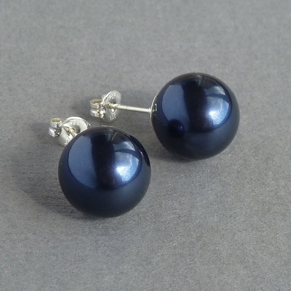 Grandes tachuelas de perlas marinas - pendientes de vidrio azul oscuro de 12 mm - joyas de dama de honor azul medianoche - pendientes de poste de la madre de la novia