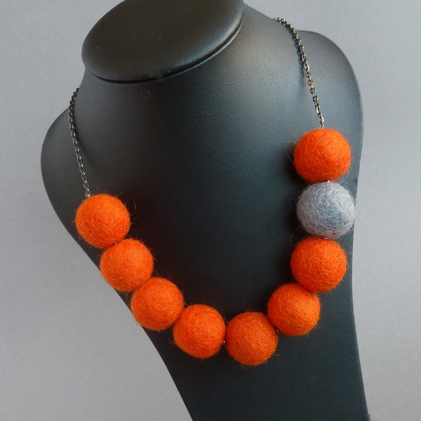 Collier orange - collier en feutre orange foncé - gros colliers tendance - bijoux gris et rouge chaud - bijoux boule en feutre orange flamme