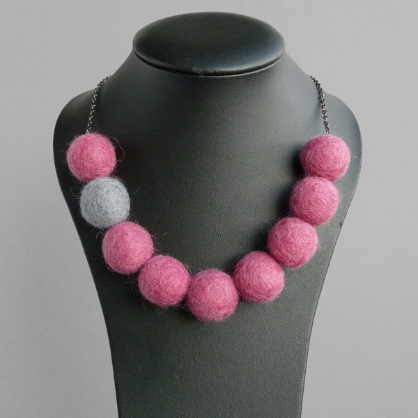 Gros collier en feutre rose framboise - Colliers décoratifs boule en feutre rose foncé - Cadeaux perles rose chewing-gum - Bijoux colorés pour femme