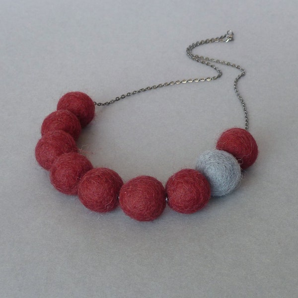 Gros collier en feutre bordeaux - Bijoux tendance bordeaux pour tous les jours pour femme - Colliers boules en feutre rouge bordeaux - Cadeaux de perles en feutre carmin