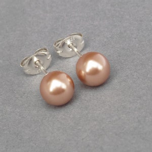Orecchini a bottone con perle in oro rosa da 6 mm - Piccoli orecchini a bottone con perle rotonde in rame - Regali di gioielli di mandorle per le donne - Orecchini a bottone con perle in oro rosa per tutti i giorni