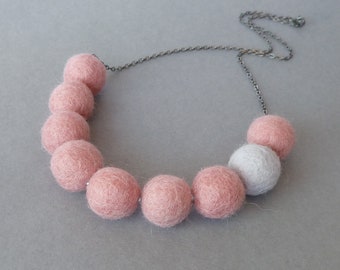 Chunky Dusky Pink Statement Necklace - Dusty Rose Felted Necklaces - Pale Pink Everyday Jewelry for Women - Colourful Felt Ball Jewellery