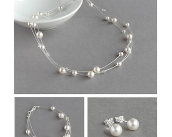 Conjunto de joyas de perlas flotantes blancas: collar, pulsera y pendientes de ilusión de tres vueltas. Joyas nupciales multivueltas para mujer.