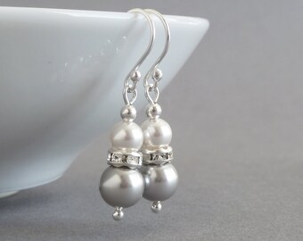 Pendientes de perla blanca y gris plata - Joyas para damas de honor en gris claro - Pendientes colgantes en gris pálido para ella - Regalos de boda para mujer