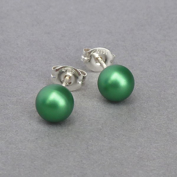 Pendientes de perlas verdes esmeralda de 6 mm - pequeños pernos redondos de perlas de vidrio sintético verde edén - coloridos regalos de joyería verde hierba para mujeres