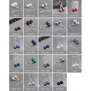 Peut inclure: Une collection de 20 paires de boucles d'oreilles avec des crochets argentés et des perles nacrées de différentes couleurs, notamment blanc, rose poudré, rose foncé, rose framboise, rouge vif, bordeaux, sureau, violet foncé, lilas, bleu clair, bleu foncé iridescent, bleu royal, bleu marine, vert menthe, vert foncé, sarcelle, vert émeraude, olive foncé, bronze, crème, or rose, gris argenté, gris foncé et noir jais.