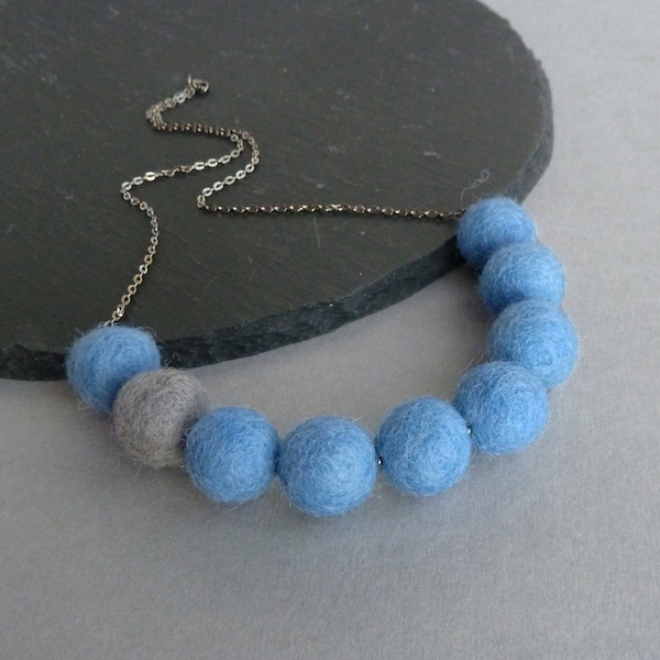 Gros collier feutré bleu denim - Colliers boules en feutre bleu moyen - Bijoux en perles de tous les jours bleu bleuet - Bijoux tendance colorés