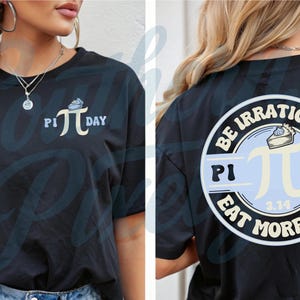 Może przedstawiać: Czarna koszulka z grafiką "Pi Day" z przodu i z tyłu. Przód przedstawia symbol Pi i tekst, a tył ma okrągły wzór ze słowami "Be Irrational, Eat More Pie!" i liczbą 3.14.