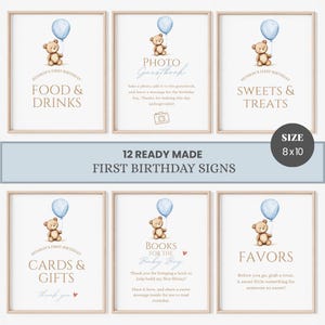 Pu&ograve; includere: Set di 6 cartelli incorniciati per una festa di primo compleanno. Ogni cartello presenta un orsacchiotto con un palloncino blu. Testi: "Food & Drinks", "Photo Guestbook", "Sweets & Treats", "Cards & Gifts", "Books for the Baby Boy" e "Favors". Cartelli di 20x25 cm.