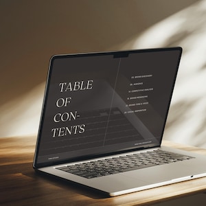 MacBook-modell på träbord, Photoshop-mall för bärbar datorskärm, estetisk minimalistisk skärmmodell för enhet