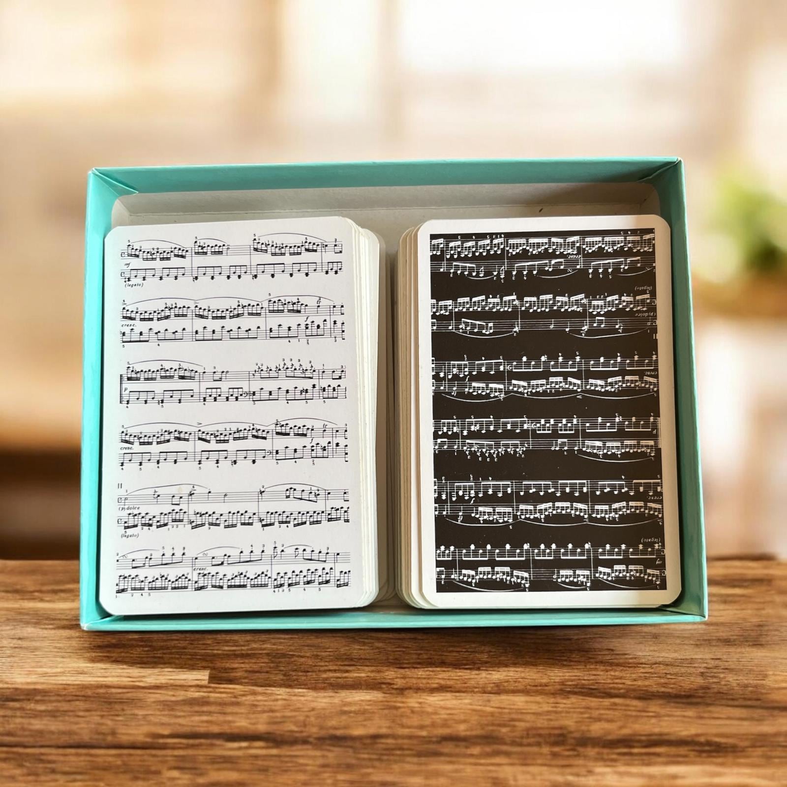 2 jeux de cartes. Partitions musicales. Un jeu blanc. Un jeu noir.