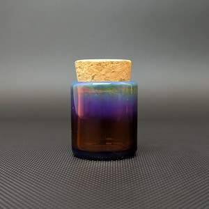 Pode incluir: Uma caneca de cerâmica branca com uma alça preta e o texto "But First, Coffee" em estilo manuscrito. Ideal para uma bebida matinal.