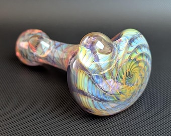 Pipa de vidrio púrpura que cambia de color Patrón de vórtice humeante plateado y dorado y envoltura y rastrillo