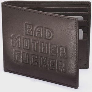 Cartera de cuero marrón oscuro bordada con la frase "Mala Madre Puta", como se ve en Pulp Fiction