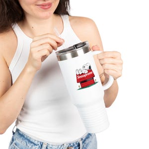 Taza de viaje aislada, vaso para llevar Stanley de 40 oz [inspirada en Snoopy Supreme], para amantes del café, con un lindo perro de dibujos animados, arte callejero, regalo de cultura pop.