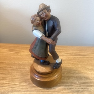 Vtg Black Forest Style Wood Carved Musical Figurine Dancing Couple Works
