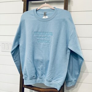 Stärker als der Sturm Pullover, stärker als der Sturm Pullover, Geschenk für sie, Jesus Rundhalsausschnitt, christlicher Pullover