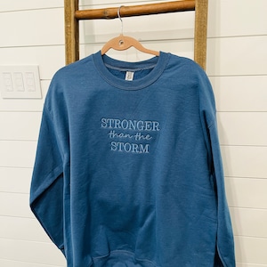 Stärker als der Sturm Pullover, stärker als der Sturm Pullover, Geschenk für sie, Jesus Rundhalsausschnitt, christlicher Pullover