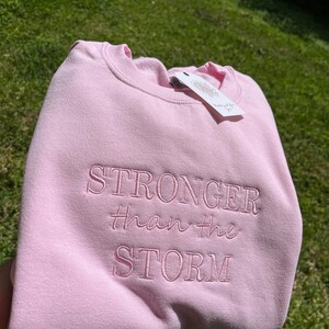 Stärker als der Sturm Pullover, stärker als der Sturm Pullover, Geschenk für sie, Jesus Rundhalsausschnitt, christlicher Pullover