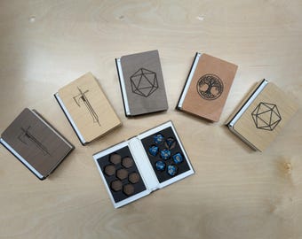 Taschenbuch (Mini Size) - Buch Box mit gratis Würfelset