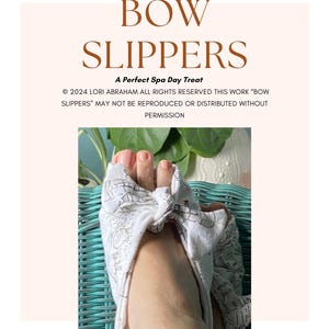 Peut inclure: Des pantoufles en tissu blanc avec un nœud sur le dessus. Les pantoufles sont sur une chaise en osier bleu et blanc. Le texte "BOW SLIPPERS" est en haut de l'image. Le texte "A Perfect Spa Day Treat" est sous les pantoufles. Le texte "© 2024 LORI ABRAHAM ALL RIGHTS RESERVED THIS WORK "BOW SLIPPERS" MAY NOT BE REPRODUCED OR DISTRIBUTED WITHOUT PERMISSION" est sous les pantoufles.