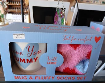 Mum Gift Set – “Love You Mummy” Mug & Fluffy Socks | Cozy Gift Box for Mum | Mother’s Day, Birthday or Appreciation Gift
