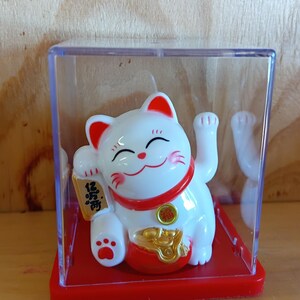 Solar Lucky Cat Figurine – Wealth & Prosperity Charm