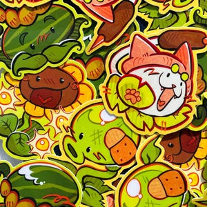 Może przedstawiać: Kolekcja kolorowych naklejek z postaciami z kreskówek. Naklejki przedstawiają uśmiechnięte słoneczniki, zielone stworzenia przypominające rośliny oraz postać przypominającą kota z kwiatowym wzorem. Naklejki mają białą obwódkę.