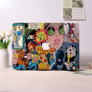 Könnte beinhalten: Eine Laptop-Hülle mit einer Collage aus Comic-Kunst und Popkultur-Bildern. Das Design umfasst Charaktere, Pizza und den Text "BORN WEIRD". Das Apple-Logo ist sichtbar.