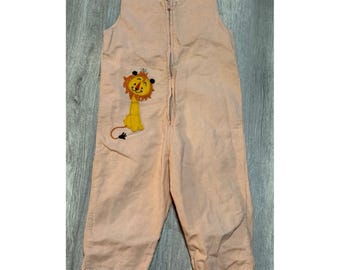 Mono Grace Peach de pana con león bordado y cremallera frontal para niños pequeños de 3 años.