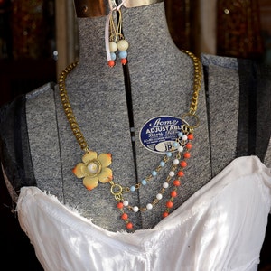 Upcycling-Statement-Kette: Schaufensterdekoration - Vintage Floral Krawatte Rücken, zurückgefordert Perlenstränge in Blaugrün, Orange, Creme - ReaganJuel