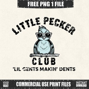 Puede incluir: Gr&aacute;fico digital con un p&aacute;jaro de dibujos animados con gafas de sol, posado en una rama. El texto superior dice "LITTLE PECKER" y debajo "CLUB" y "'LIL GENTS MAKIN' DENTS". El dise&ntilde;o incluye el texto "FREE PNG 1 FILE" y "COMMERCIAL USE PRINT FILES".