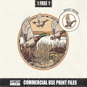 Może przedstawiać: Szczegółowa okrągła ilustracja kaczek w locie i w spoczynku, na tle bagnistego krajobrazu. Grafika zawiera mniejszy projekt kieszeni oraz tekst "1 GRATIS 1" i "PLIKI DRUKU DO UŻYTKU KOMERCYJNEGO".