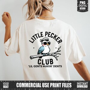 Puede incluir: Camiseta color crema con un p&aacute;jaro de dibujos animados con gafas de sol posado en una rama. El texto de la camiseta dice "LITTLE PECKER CLUB" y "'LIL GENTS MAKIN' DENTS". El dise&ntilde;o es una impresi&oacute;n digital.