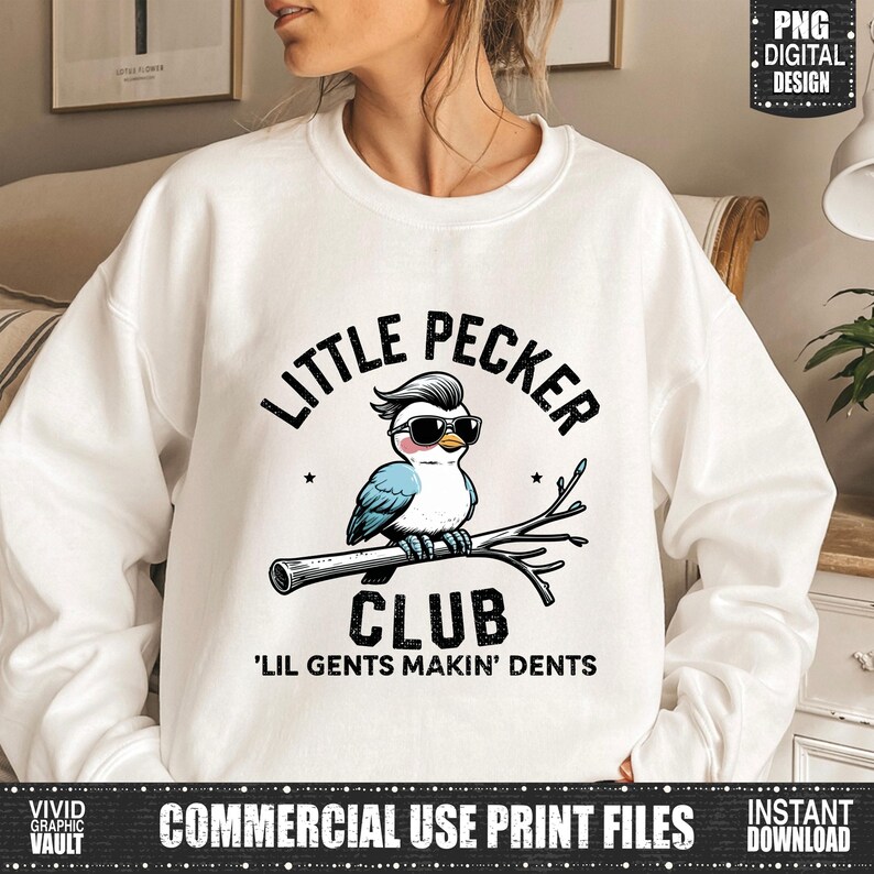 Puede incluir: Sudadera blanca con un p&aacute;jaro de dibujos animados con gafas de sol, posado en una rama. El texto encima del p&aacute;jaro dice "LITTLE PECKER" y debajo, "CLUB" y "'LIL GENTS MAKIN' DENTS". El dise&ntilde;o es una impresi&oacute;n digital.