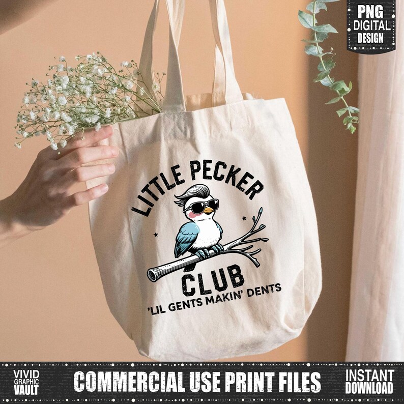Puede incluir: Una bolsa de mano de color crema con un p&aacute;jaro de dibujos animados con gafas de sol y el texto "LITTLE PECKER CLUB". El p&aacute;jaro est&aacute; posado en una rama. La bolsa tambi&eacute;n tiene el texto "'LIL GENTS MAKIN' DENTS".