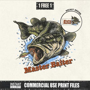 Pode incluir: Ilustração detalhada de um achigã com a boca aberta, uma isca e respingos de água. O texto "Master Baiter" é laranja. O design inclui o texto "1 FREE 1" e "POCKET DESIGN".