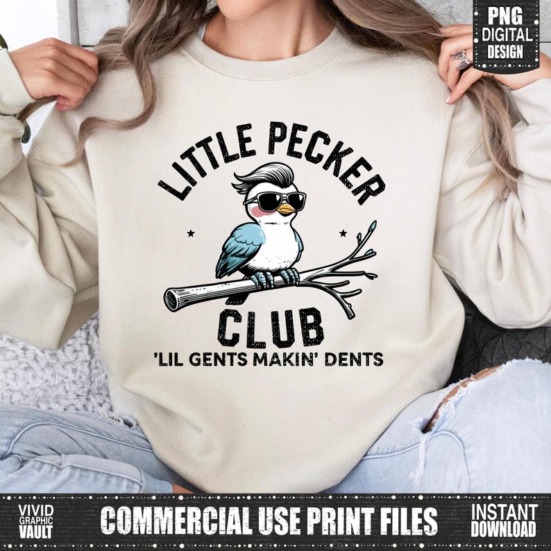 Puede incluir: Sudadera de color crema con un p&aacute;jaro de dibujos animados con gafas de sol posado en una rama. El texto encima del p&aacute;jaro dice "LITTLE PECKER CLUB" y debajo, "'LIL GENTS MAKIN' DENTS". El dise&ntilde;o es una impresi&oacute;n digital.