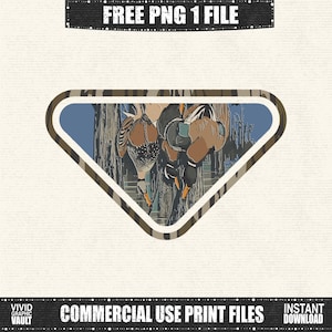 Op de afbeelding: Digitale illustratie van twee eenden in een driehoekig frame met een camouflage rand. De eenden zijn bruin, zwart en wit, tegen een blauw en grijze achtergrond. De afbeelding bevat de tekst "FREE PNG 1 FILE" en "COMMERCIAL USE PRINT FILES".